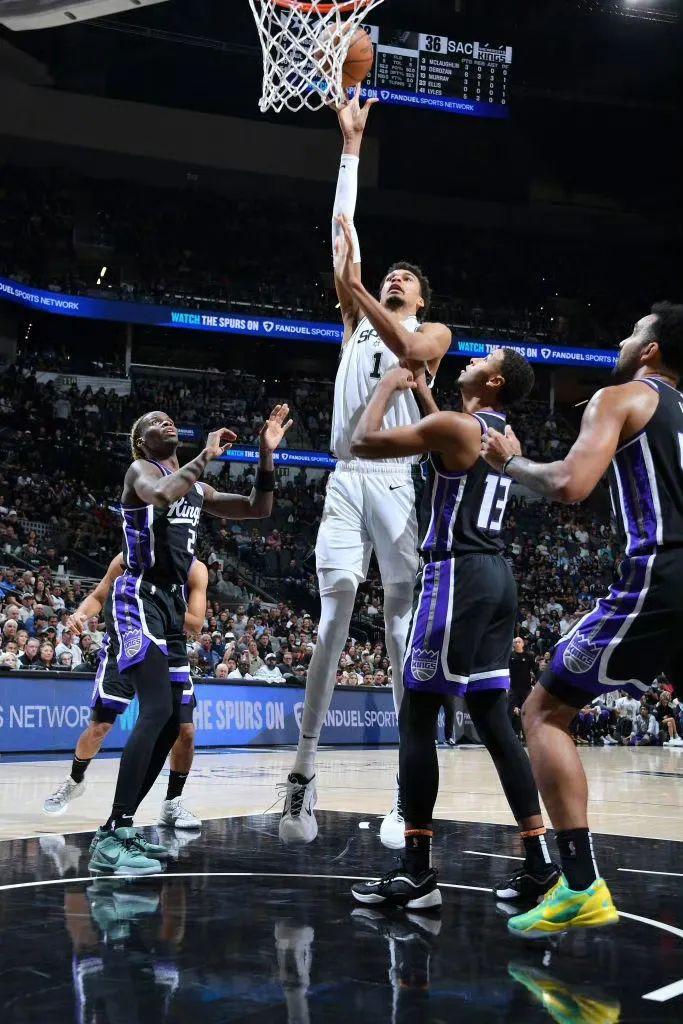 -文班亚马首秀惊艳，马刺大胜雷霆，新秀砍30+10的简单介绍